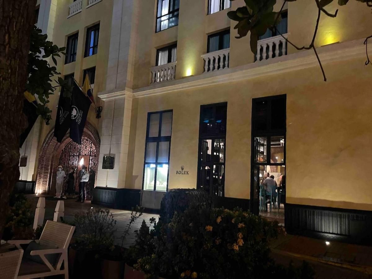 Vibes Rooftop Pool Access Fine Dining Shopping Couples Business Travelers Medical Guests
