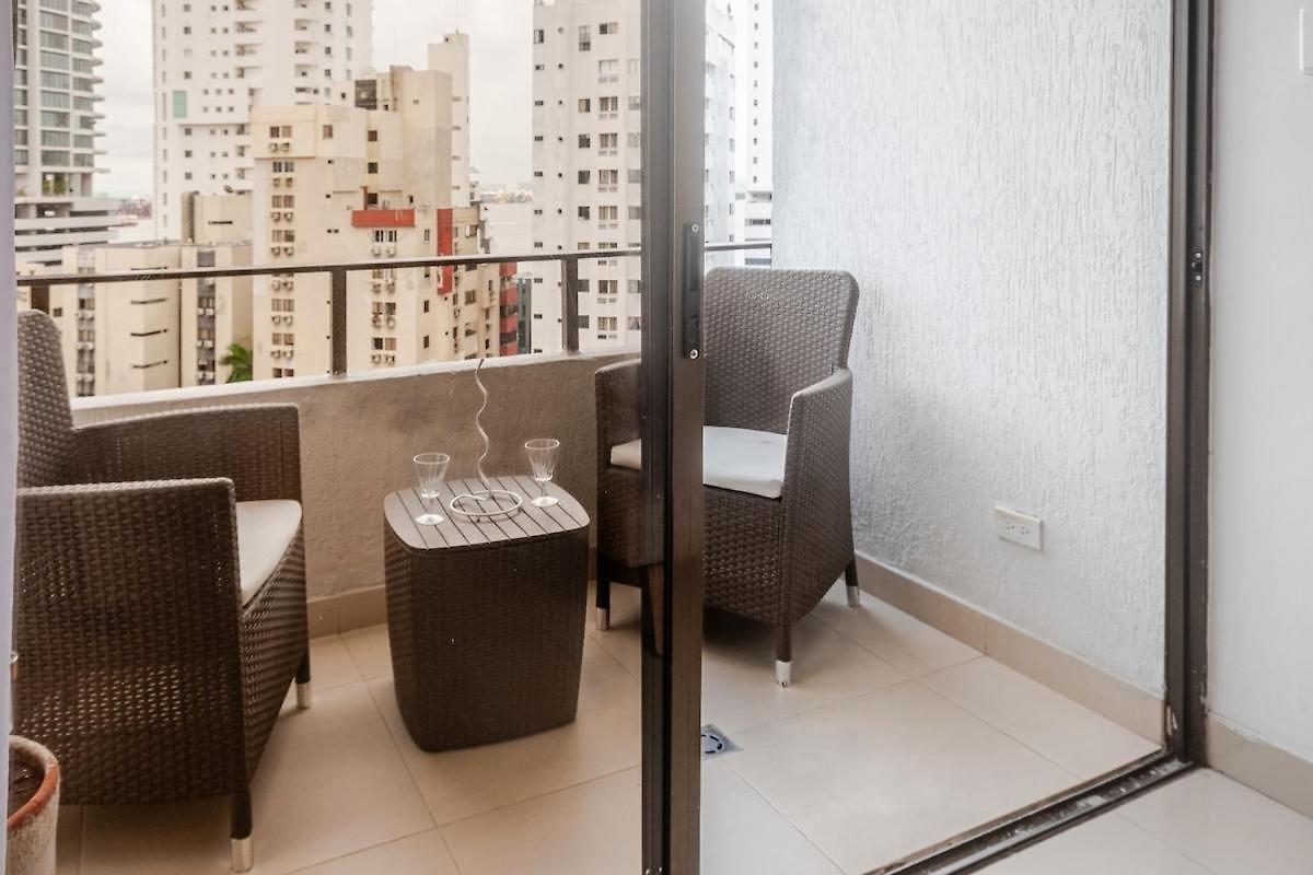 Vibes Rooftop Pool Access Fine Dining Shopping Couples Business Travelers Medical Guests Apartamento Cartagena