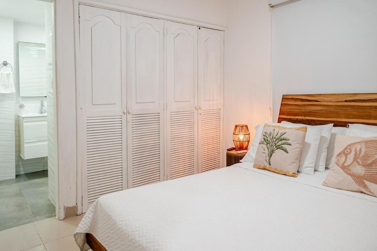 Vibes Rooftop Pool Access Fine Dining Shopping Couples Business Travelers Medical Guests *