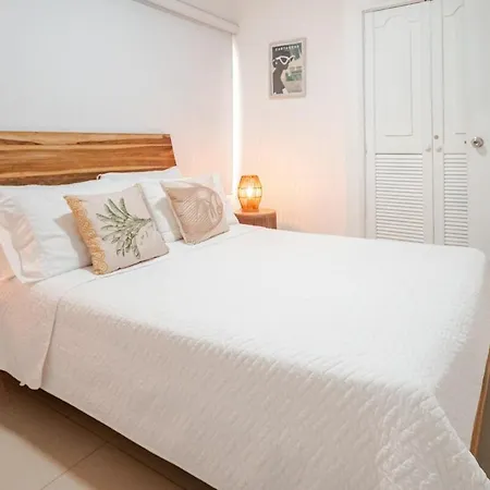 Beach Access Fine Dining Shopping Couples Business Travelers Medical Guests * Cartagena